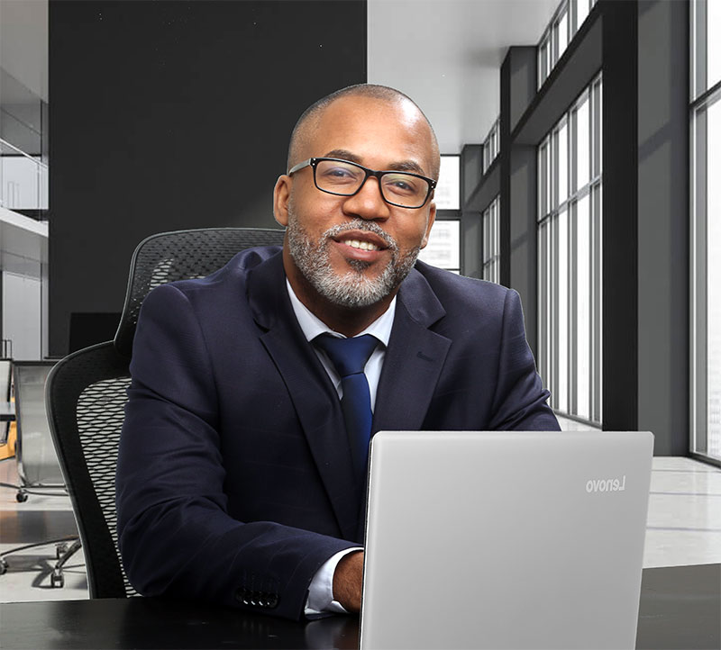 Ernso Cléus-courtie immobilier au bureau.jpg